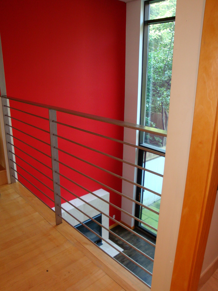 Стильный дизайн: коридор в стиле лофт с красными стенами и темным паркетным полом - последний тренд