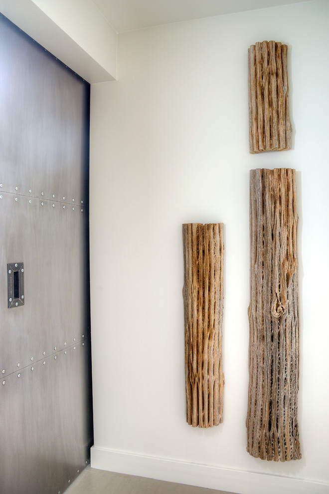 На фото: коридор в стиле модернизм с белыми стенами и полом из керамогранита с