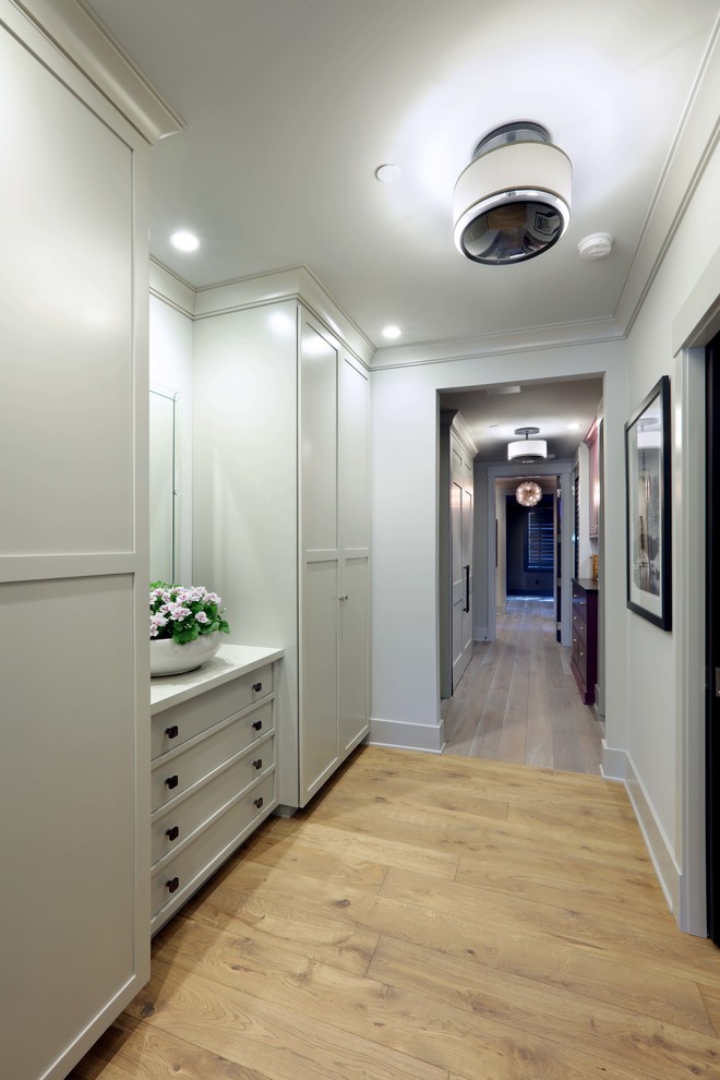 Свежая идея для дизайна: коридор среднего размера в стиле модернизм с белыми стенами, светлым паркетным полом и коричневым полом - отличное фото интерьера