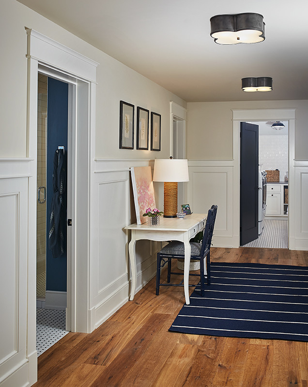 Idee per un ingresso o corridoio minimal con pareti beige, pavimento in legno massello medio e pavimento marrone