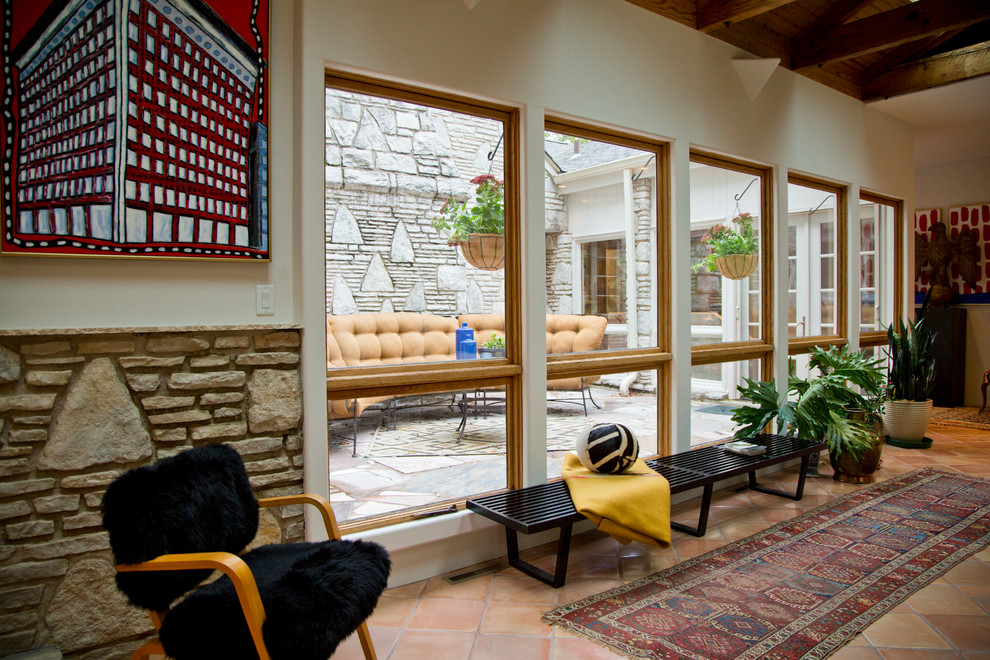 Источник вдохновения для домашнего уюта: коридор в стиле рустика с бежевыми стенами и оранжевым полом