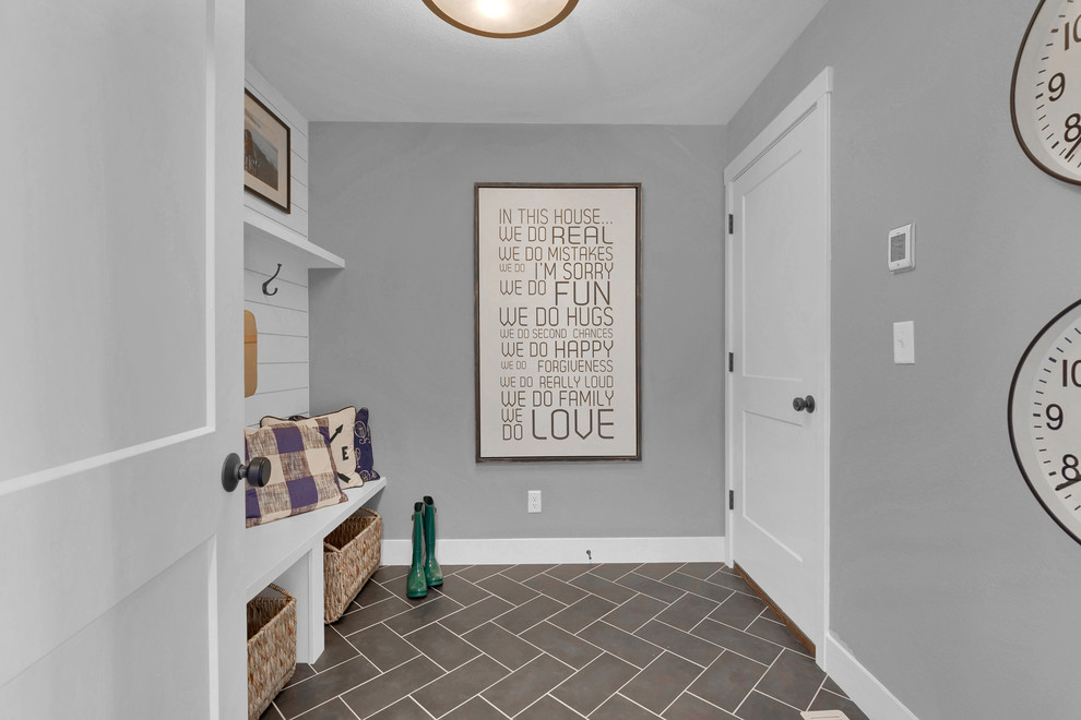 Inspiration pour un couloir avec un mur gris, un sol en carrelage de céramique et un sol gris.