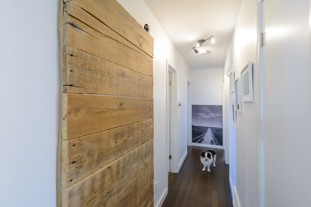 トロントにある低価格の小さなコンテンポラリースタイルのおしゃれな廊下 (白い壁、竹フローリング) の写真