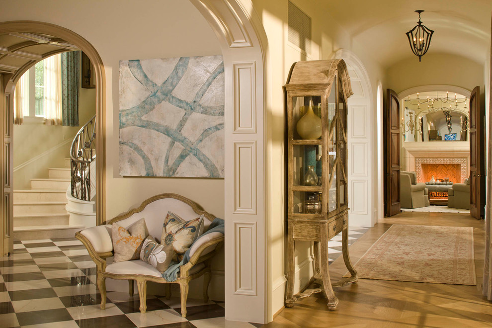 Diseño de recibidores y pasillos clásicos con paredes beige y suelo de madera en tonos medios