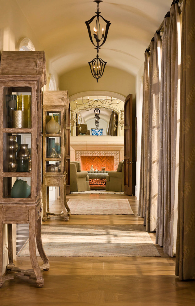 Foto di un ingresso o corridoio tradizionale con pavimento in legno massello medio