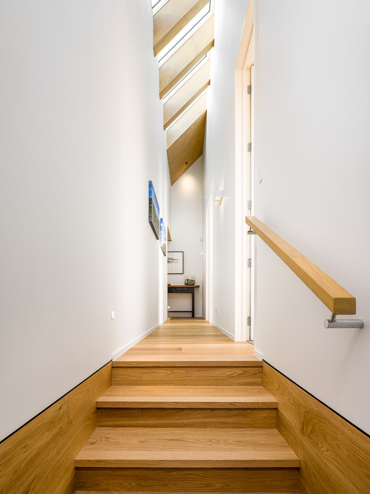 Стильный дизайн: большой коридор в стиле рустика с белыми стенами, паркетным полом среднего тона и бежевым полом - последний тренд
