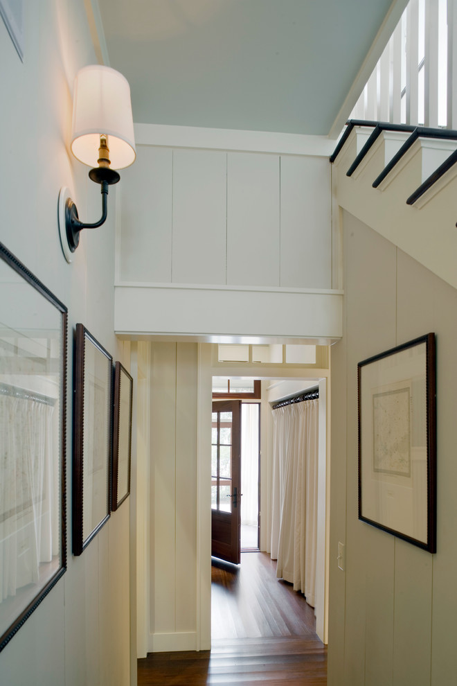 Стильный дизайн: коридор в морском стиле с белыми стенами и темным паркетным полом - последний тренд