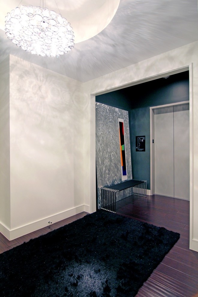 Cette image montre un couloir design avec un sol violet.