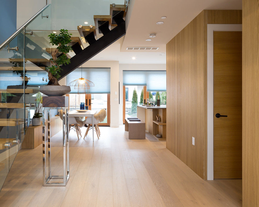 Mittelgroßer Moderner Flur mit hellem Holzboden, gelbem Boden und bunten Wänden in Vancouver