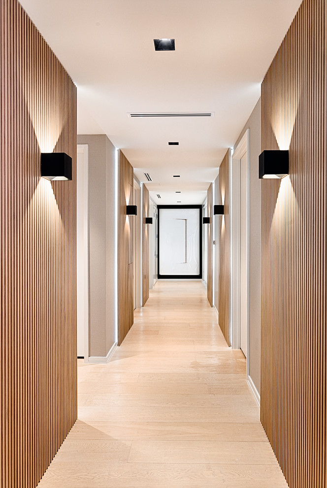 Diseño de recibidores y pasillos actuales de tamaño medio con suelo de madera clara