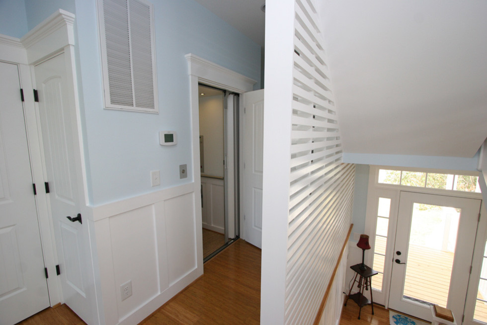 Cette image montre un couloir marin de taille moyenne avec un mur bleu et un sol en bois brun.