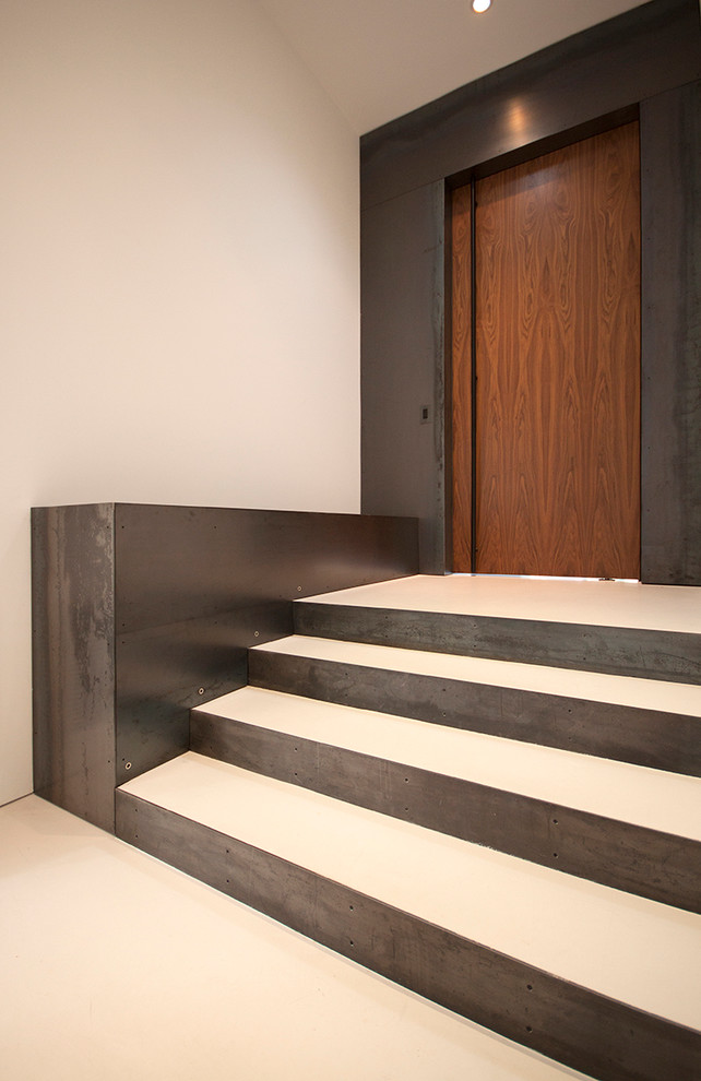 Свежая идея для дизайна: коридор в стиле модернизм с белыми стенами и бетонным полом - отличное фото интерьера