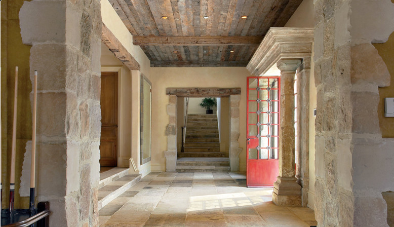 Стильный дизайн: коридор в средиземноморском стиле с бежевыми стенами и бетонным полом - последний тренд