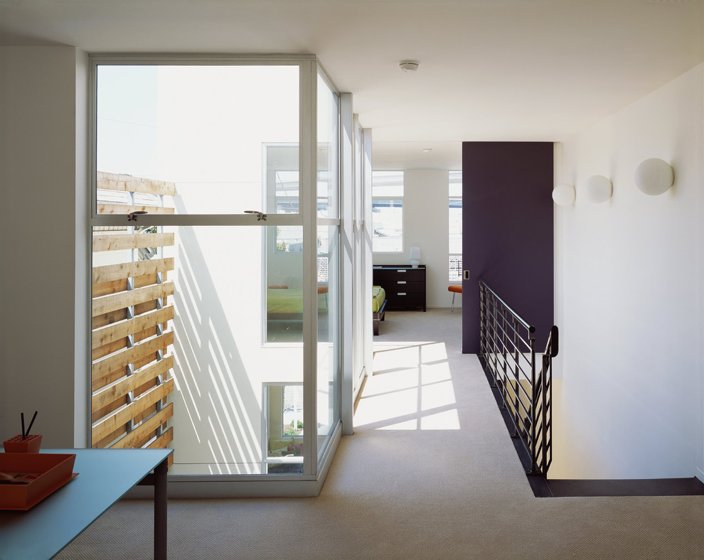Пример оригинального дизайна: коридор в стиле модернизм с белыми стенами и ковровым покрытием