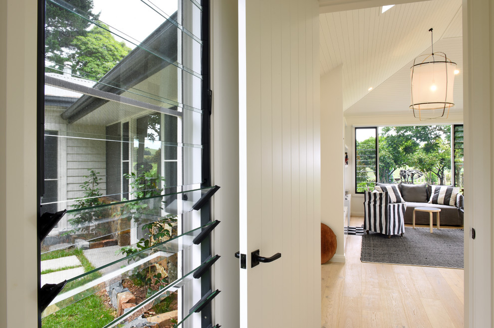 Mittelgroßer Moderner Flur mit beiger Wandfarbe und braunem Holzboden in Wollongong