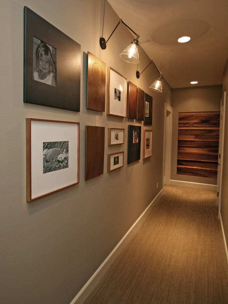 На фото: коридор среднего размера в стиле неоклассика (современная классика) с бежевыми стенами и ковровым покрытием с