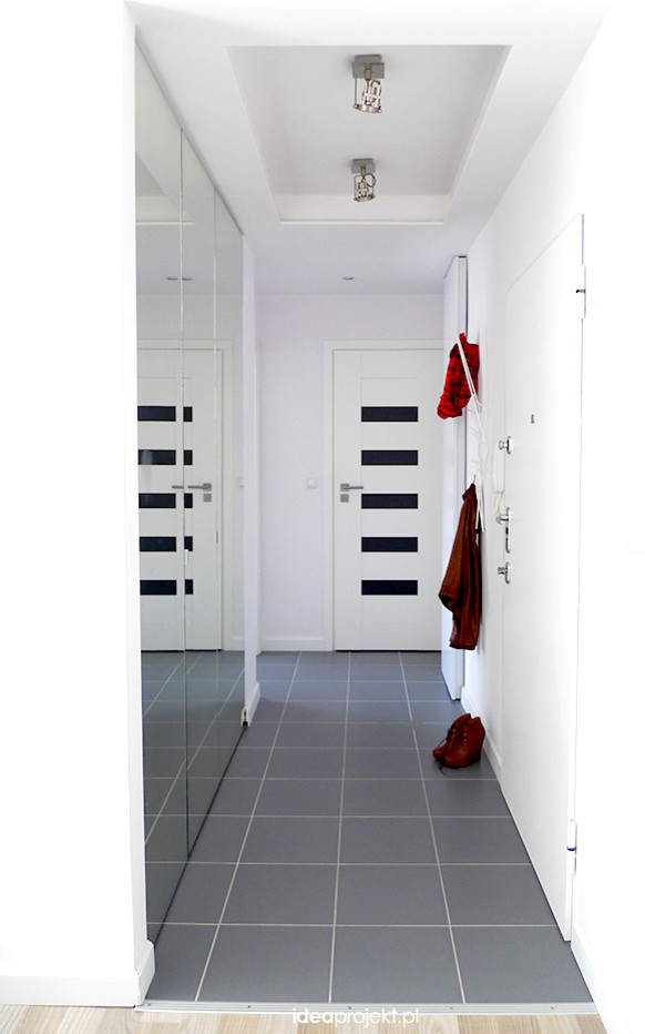 他の地域にある低価格の小さな北欧スタイルのおしゃれな廊下 (白い壁、セラミックタイルの床) の写真