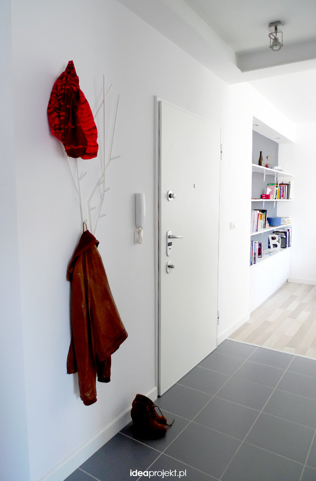 Пример оригинального дизайна: маленький коридор: освещение в скандинавском стиле с белыми стенами и полом из керамической плитки для на участке и в саду