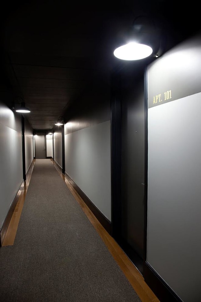 Idee per un ingresso o corridoio industriale di medie dimensioni con pareti grigie, parquet chiaro e pavimento marrone