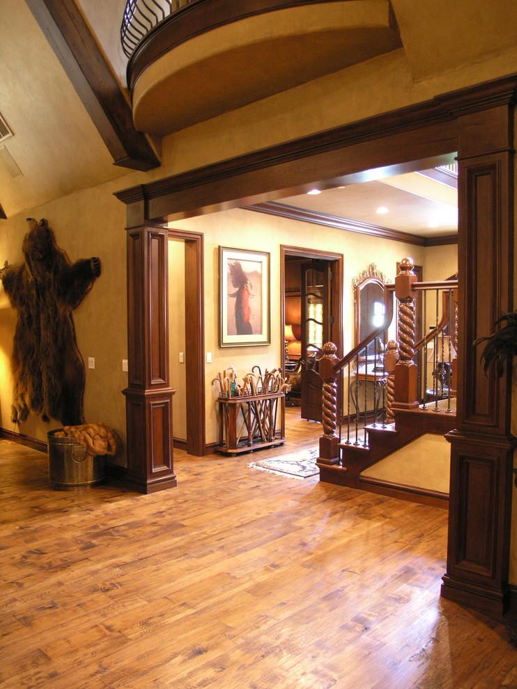 На фото: коридор среднего размера в стиле рустика с бежевыми стенами, паркетным полом среднего тона и коричневым полом с