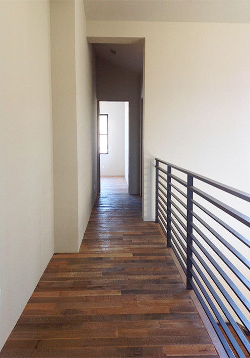 Свежая идея для дизайна: коридор среднего размера в стиле рустика с белыми стенами, паркетным полом среднего тона и коричневым полом - отличное фото интерьера