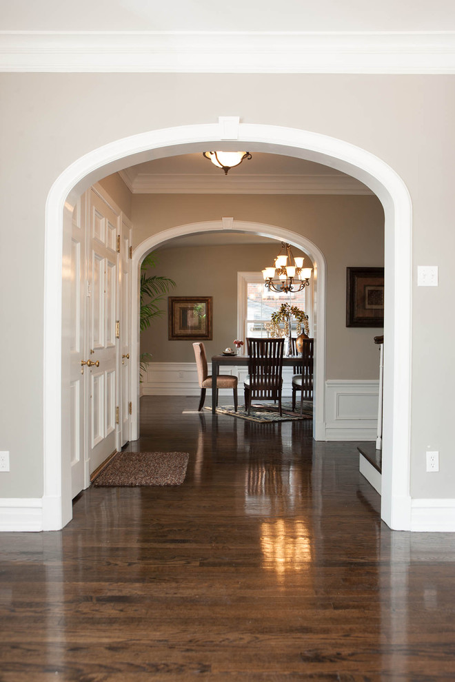 Пример оригинального дизайна: большой коридор в классическом стиле с серыми стенами и паркетным полом среднего тона