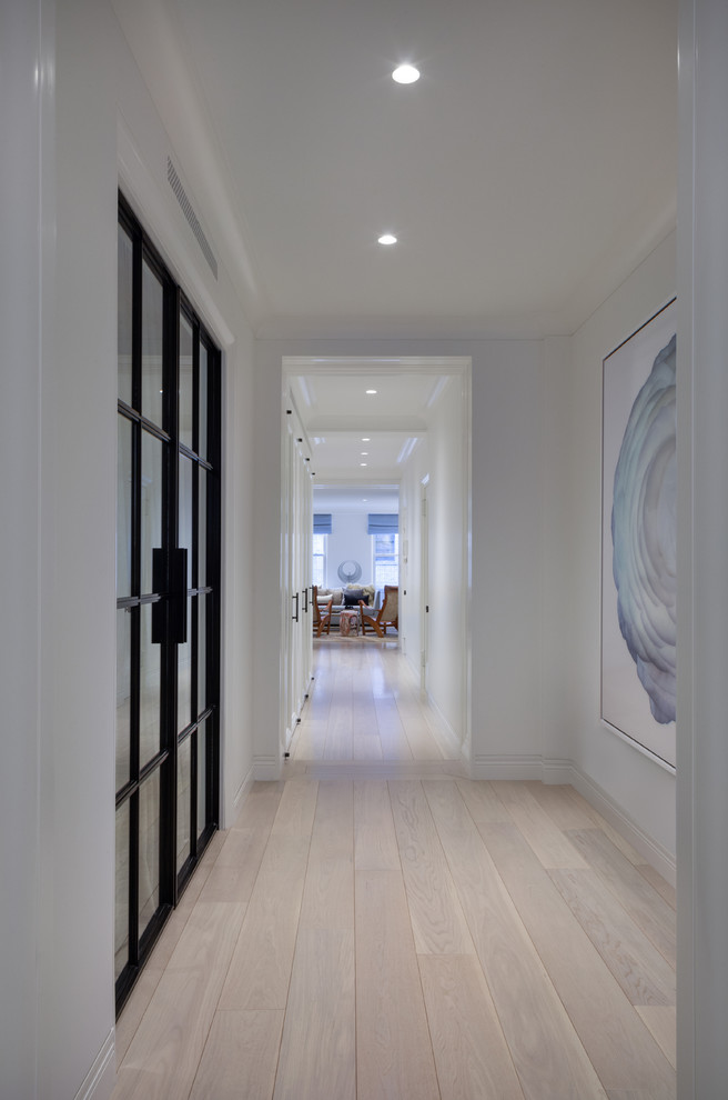 Свежая идея для дизайна: большой коридор в стиле модернизм с белыми стенами, светлым паркетным полом и бежевым полом - отличное фото интерьера