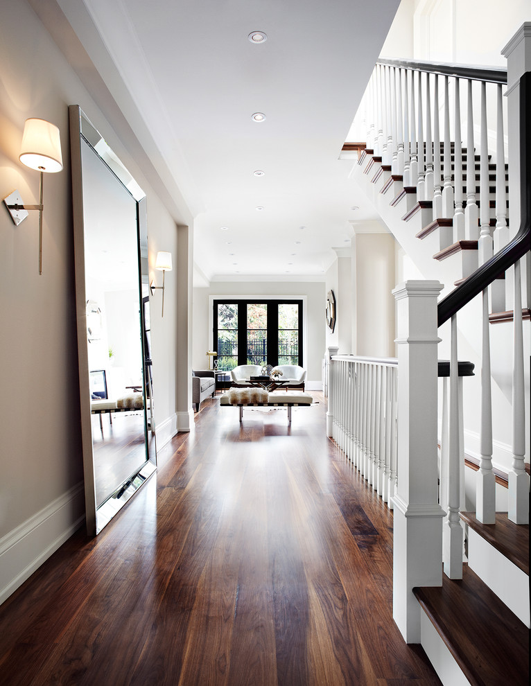 Exemple d'un couloir chic avec un mur beige, parquet foncé et un sol marron.