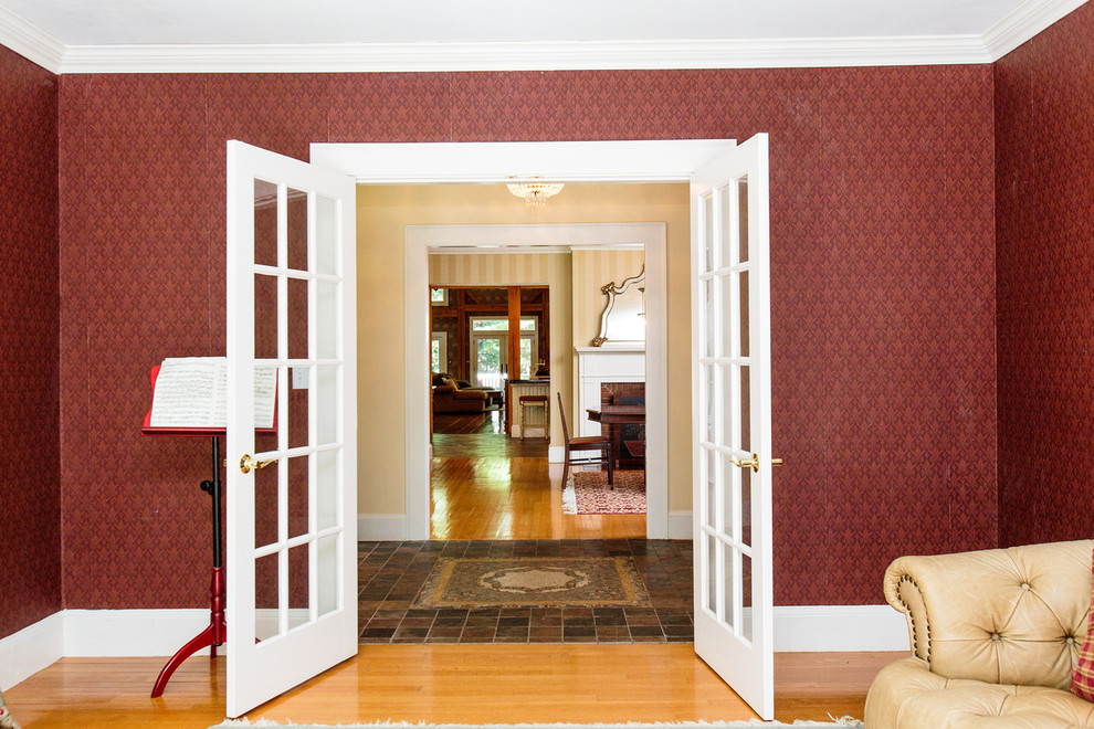 Idee per un ingresso o corridoio country con pareti rosse e pavimento in legno massello medio