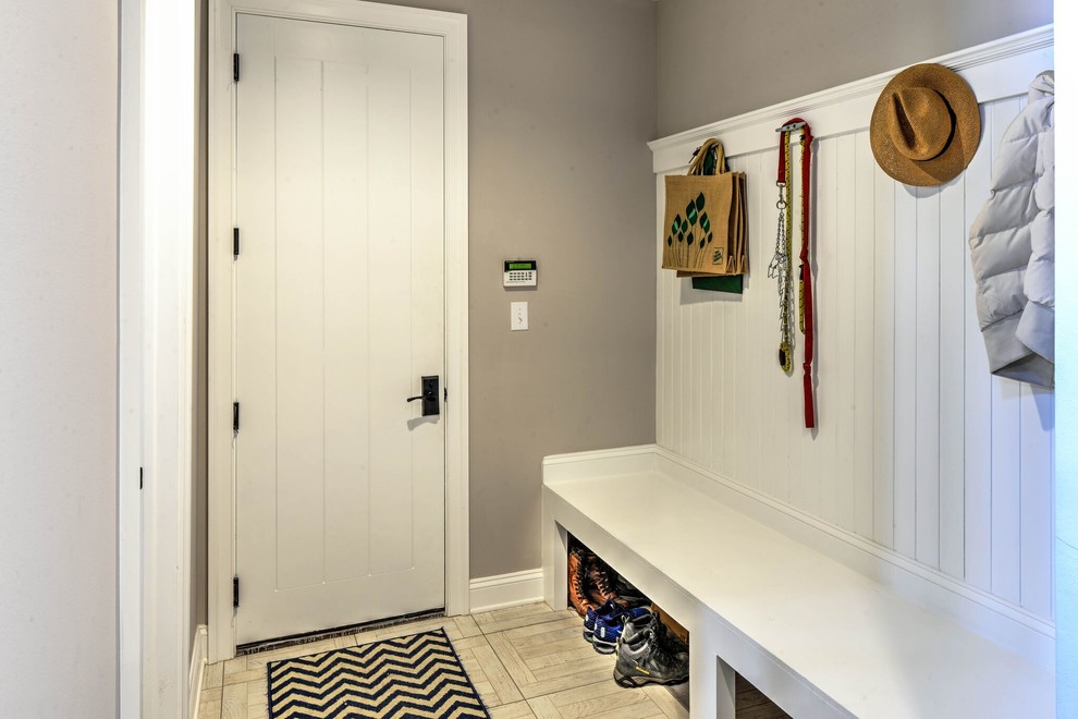 Foto di un piccolo ingresso o corridoio design con pareti grigie, pavimento in gres porcellanato e pavimento beige