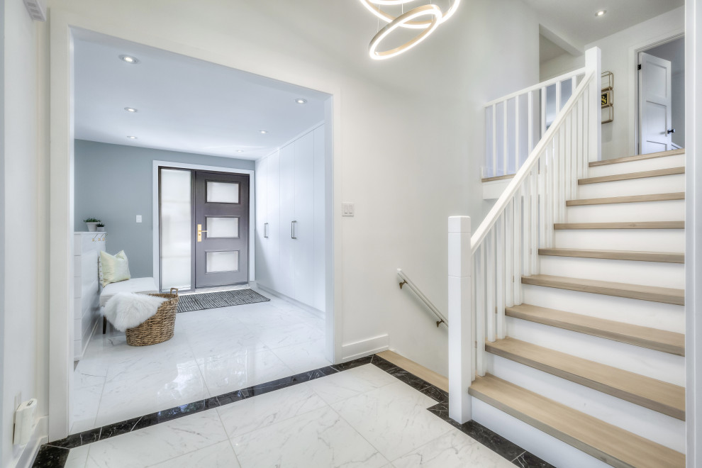 Immagine di un ingresso o corridoio design di medie dimensioni con pareti bianche, parquet chiaro e pavimento beige