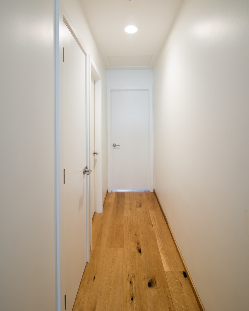 Стильный дизайн: маленький коридор в современном стиле с белыми стенами и паркетным полом среднего тона для на участке и в саду - последний тренд