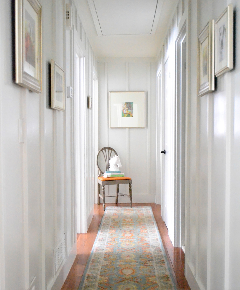 Свежая идея для дизайна: маленький коридор в стиле кантри с белыми стенами для на участке и в саду - отличное фото интерьера