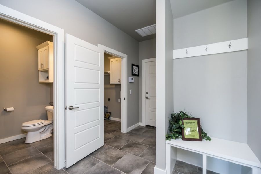 Источник вдохновения для домашнего уюта: коридор в современном стиле с серыми стенами и полом из керамической плитки