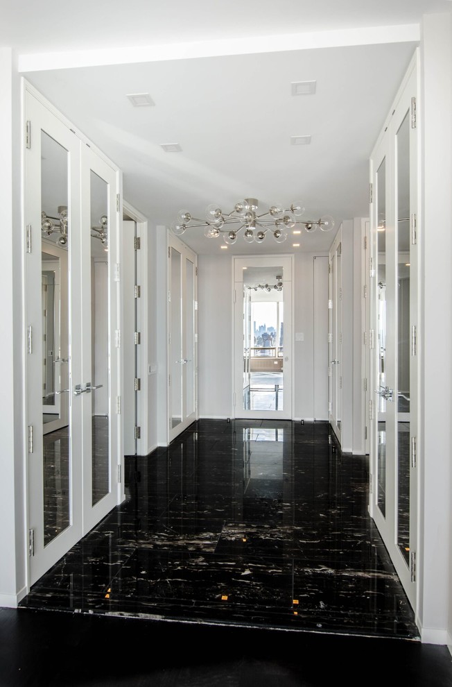 Стильный дизайн: коридор среднего размера в современном стиле с белыми стенами, полом из керамогранита и черным полом - последний тренд