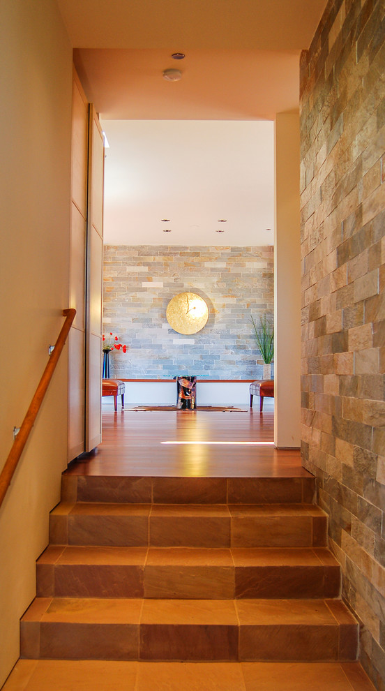 На фото: коридор среднего размера в стиле модернизм с бежевыми стенами и полом из терракотовой плитки
