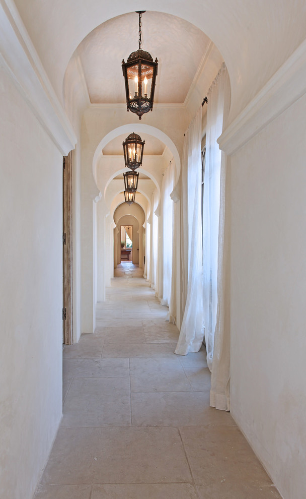Modelo de recibidores y pasillos mediterráneos con paredes beige