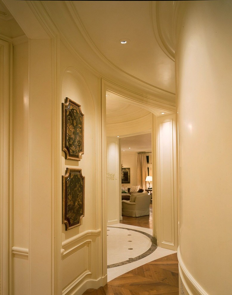 Свежая идея для дизайна: большой коридор в классическом стиле с бежевыми стенами, паркетным полом среднего тона и коричневым полом - отличное фото интерьера