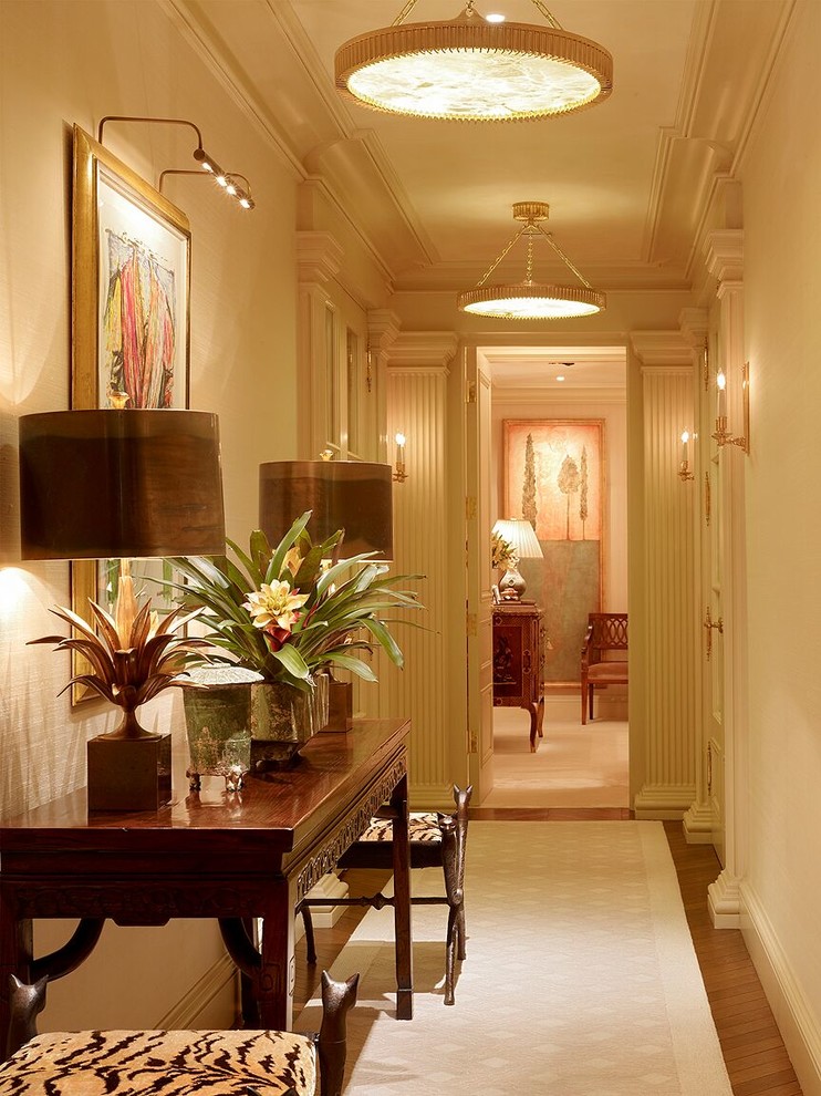 Стильный дизайн: большой коридор в классическом стиле с бежевыми стенами, светлым паркетным полом и коричневым полом - последний тренд