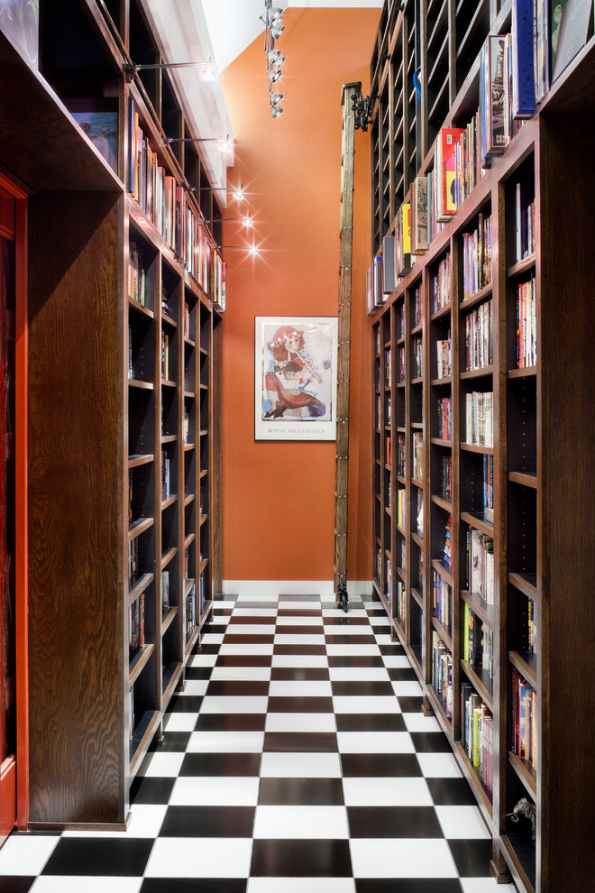 Стильный дизайн: коридор в современном стиле с оранжевыми стенами и полом из керамогранита - последний тренд