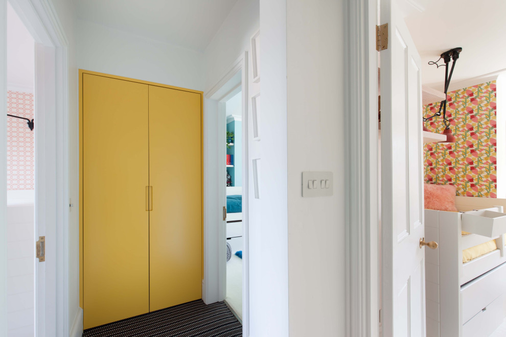 Immagine di un piccolo ingresso o corridoio minimalista con pareti bianche, moquette, pavimento nero e soffitto ribassato