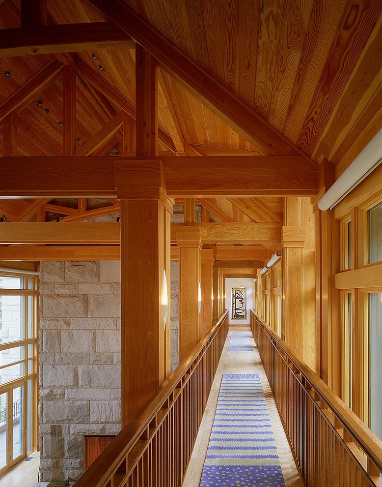Modelo de recibidores y pasillos tradicionales renovados con suelo de madera clara