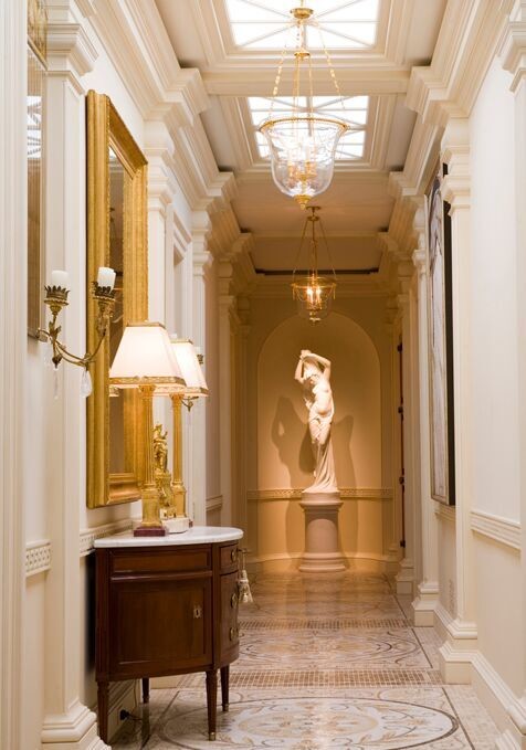 На фото: коридор среднего размера в классическом стиле с белыми стенами, полом из керамической плитки и разноцветным полом