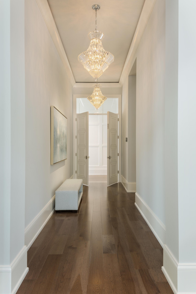 Пример оригинального дизайна: большой коридор в средиземноморском стиле с серыми стенами, паркетным полом среднего тона и коричневым полом