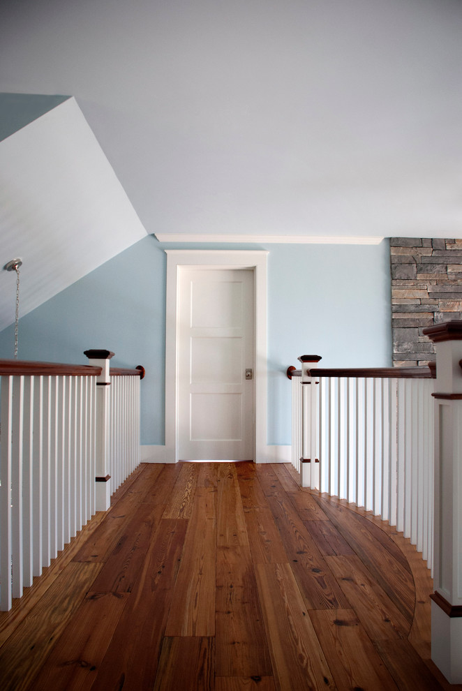 Idee per un grande ingresso o corridoio stile marino con pareti blu, pavimento in legno massello medio e pavimento marrone