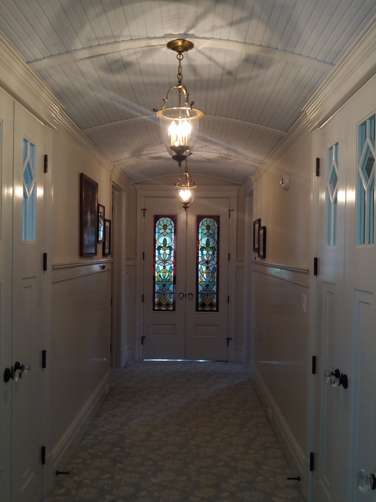 Ispirazione per un ingresso o corridoio chic di medie dimensioni con pareti beige, moquette e pavimento beige