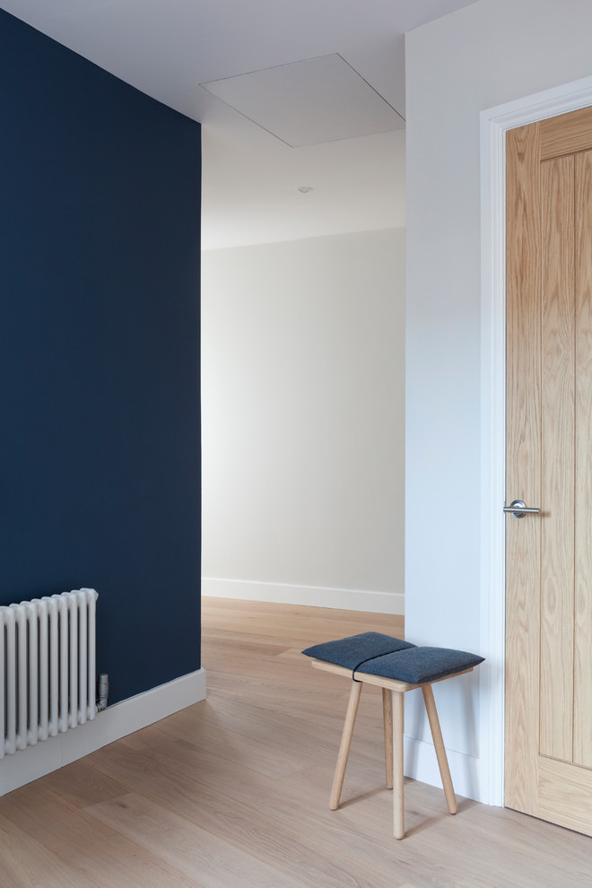 Источник вдохновения для домашнего уюта: коридор среднего размера в современном стиле с белыми стенами, деревянным полом и бежевым полом