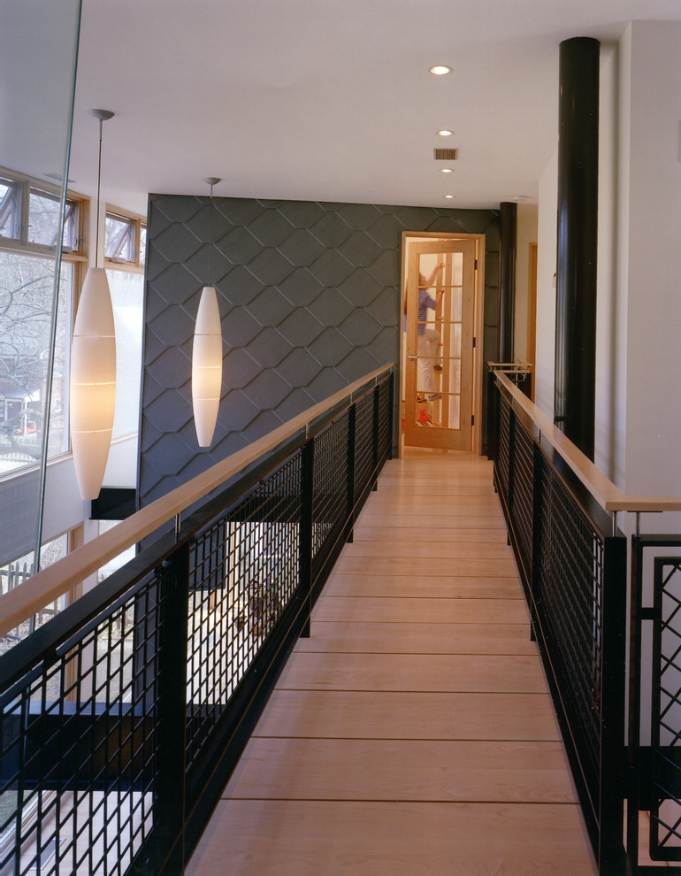 Foto de recibidores y pasillos minimalistas de tamaño medio con paredes blancas y suelo de madera clara