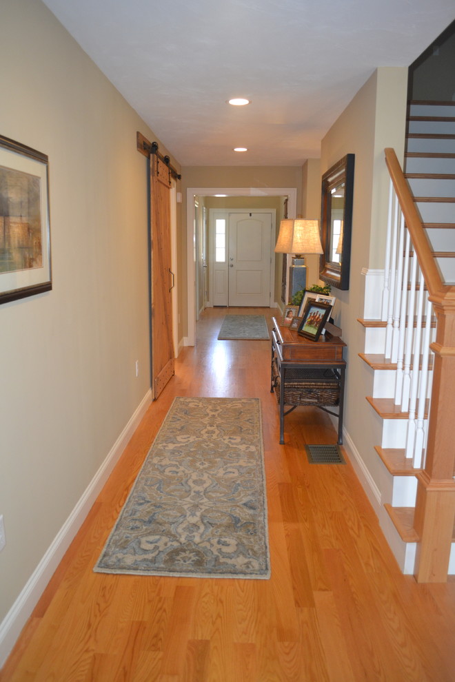 Aménagement d'un couloir classique de taille moyenne avec un mur beige et parquet clair.
