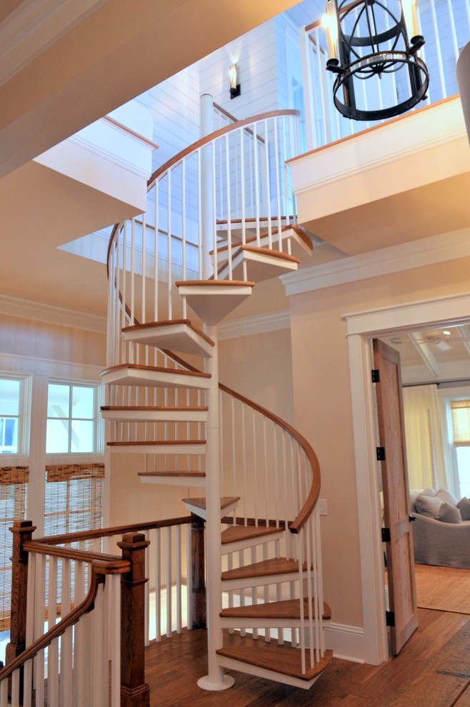 Стильный дизайн: лестница среднего размера в морском стиле - последний тренд